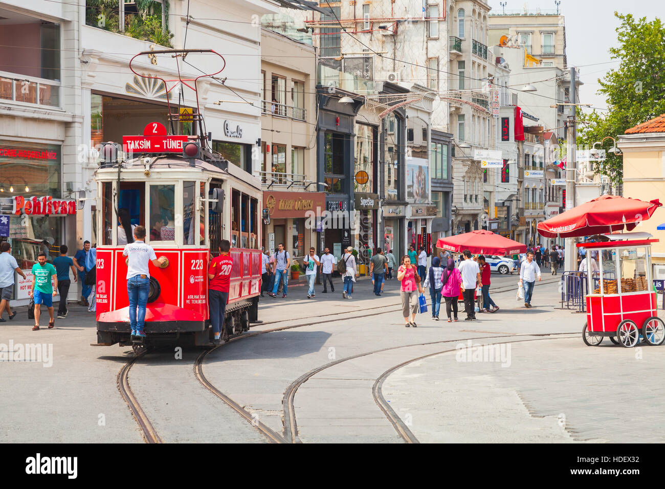 Istanbul, Turquie - 1 juillet 2016 : le tramway va sur la rue Istiklal à Istanbul, les garçons voyager gratuitement sur le bouclier, les transports publics populaires Banque D'Images