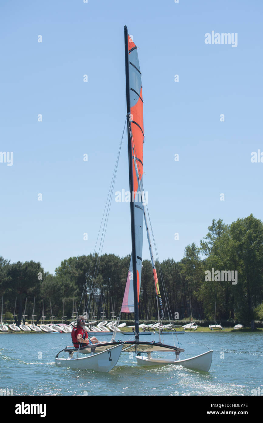 La voile sur un lac - été et thème sports Banque D'Images