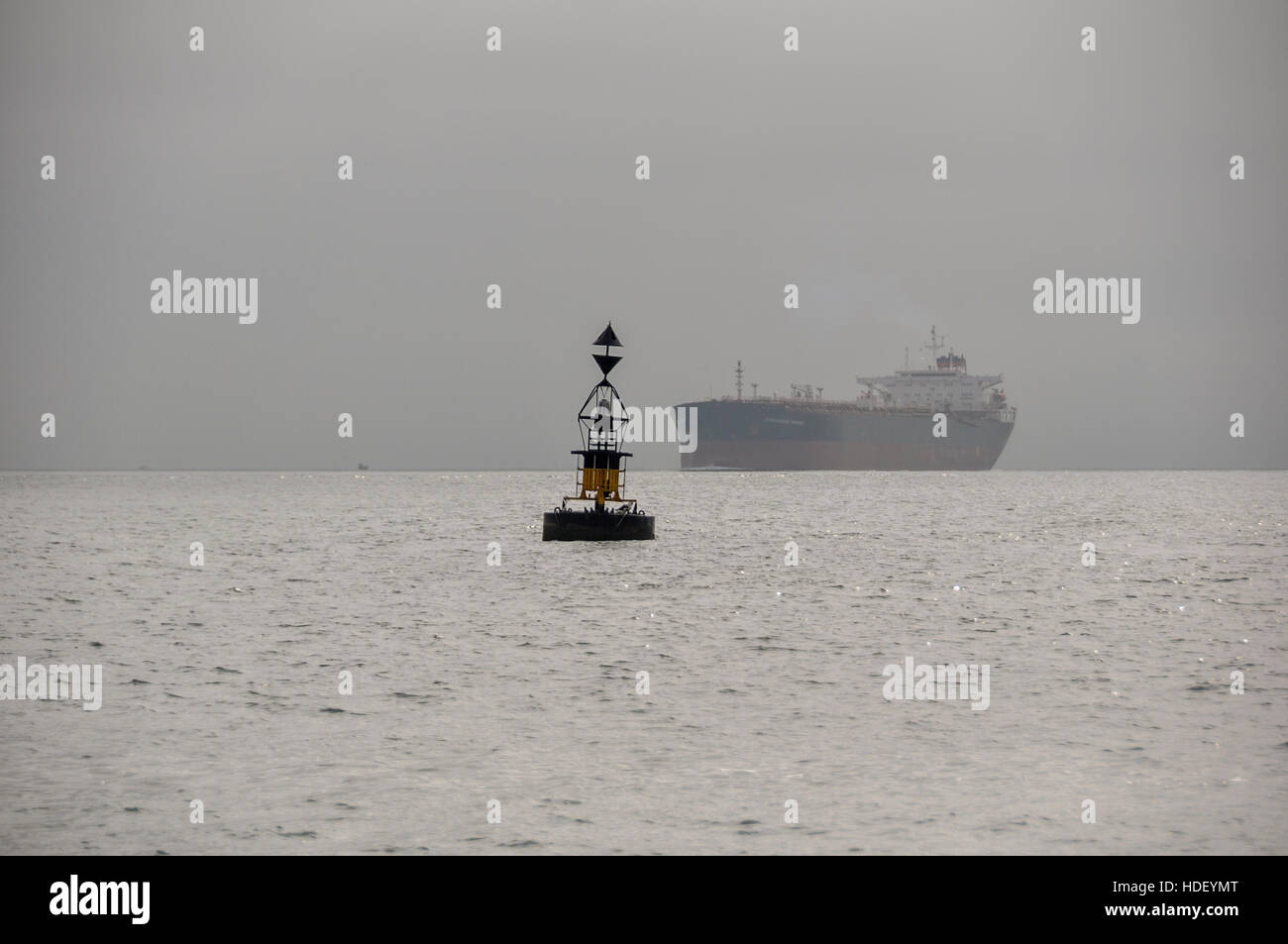 Super tanker stavanger prince entrant Milford Haven avec une bouée cardinale est au premier plan Banque D'Images