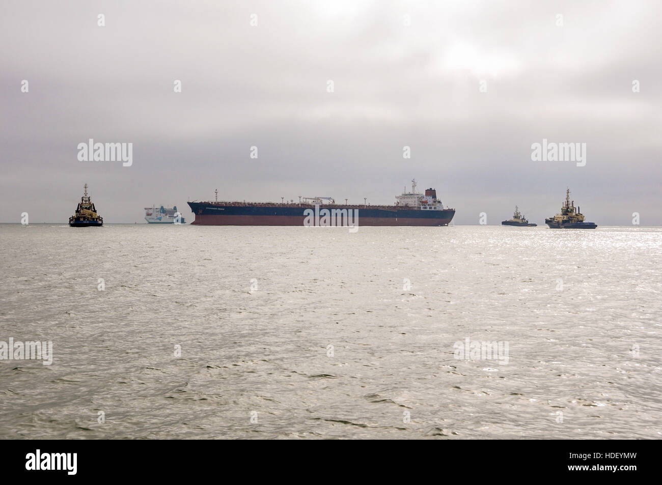Super tanker Stavanger Prince étant assisté dans Milford Haven par trois remorqueurs à l'île de Inishmore Irish ferry derrière. Banque D'Images