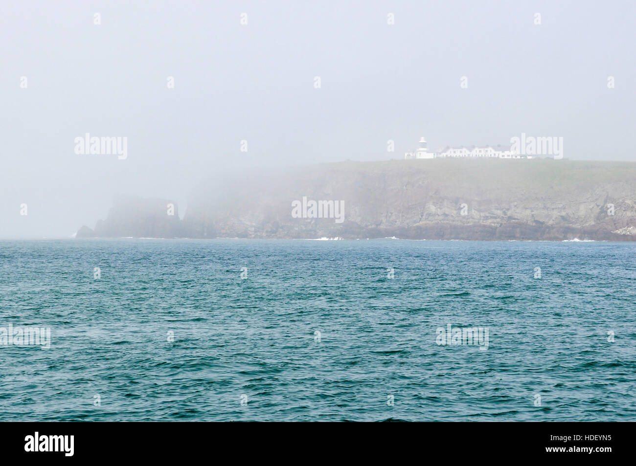 Sea mist s'abattant sur St Ann's head sur un matin d'été. Banque D'Images