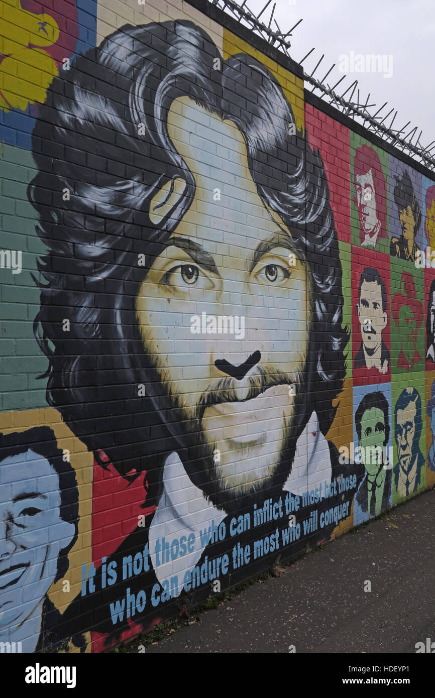 Son pas ceux qui peuvent faire le plus de... - La paix Wall,Cupar Way,l'Ouest de Belfast, Irlande du Nord, Royaume-Uni Banque D'Images