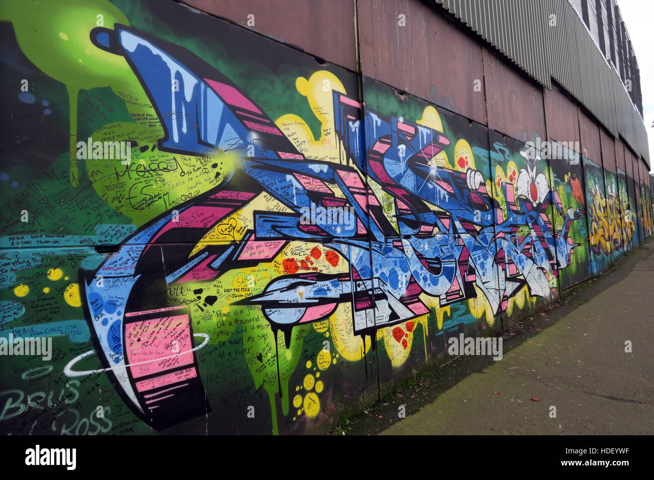 La paix Wall,Cupar Way,l'Ouest de Belfast, Irlande du Nord, Royaume-Uni Banque D'Images