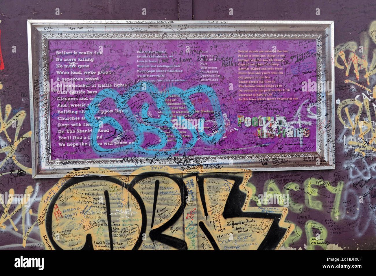 Rejet de la poésie dans le châssis - Belfast International Peace Wall,Cupar way,l'Ouest de Belfast,NI,UK Banque D'Images
