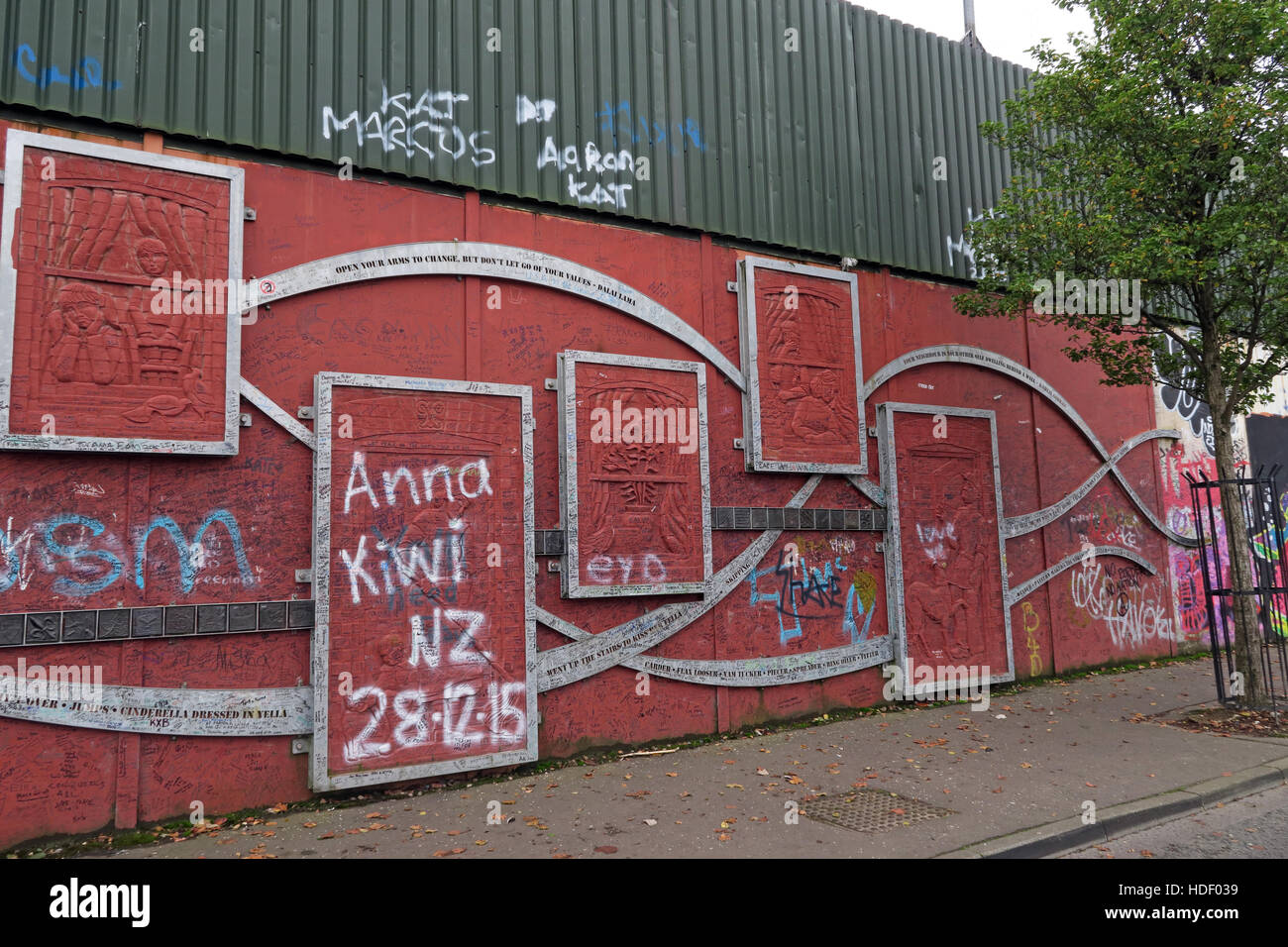Ouvrez vos bras au changement ... - Belfast International Peace Wall,Cupar way,l'Ouest de Belfast,NI,UK Banque D'Images
