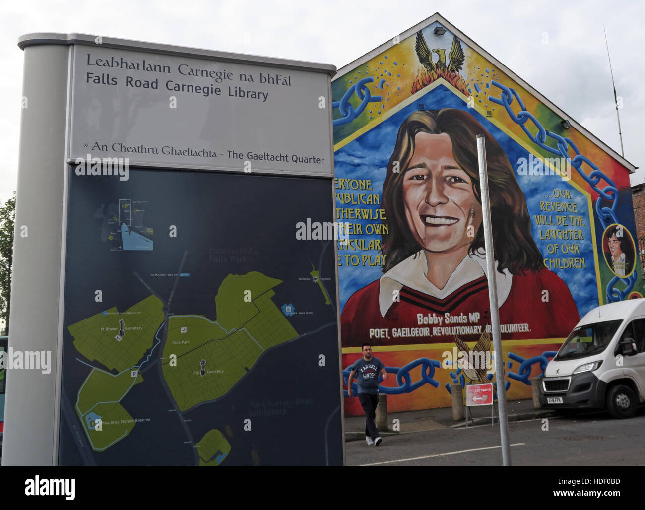 Belfast Falls Rd Rebublican Bobby Sands mural et la bibliothèque Carnegie Banque D'Images