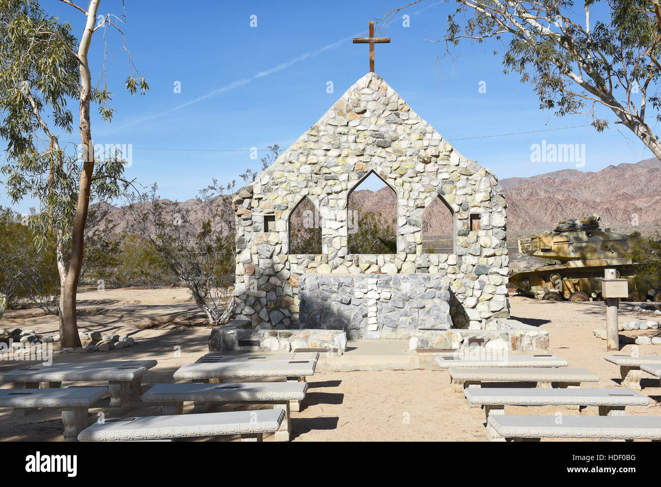 Sommet CHIRIACO, CA - le 10 décembre 2016 : Chapelle extérieure en pierre. La structure est le seul morceau original de la DEUXIÈME GUERRE MONDIALE Centre de formation du désert Banque D'Images