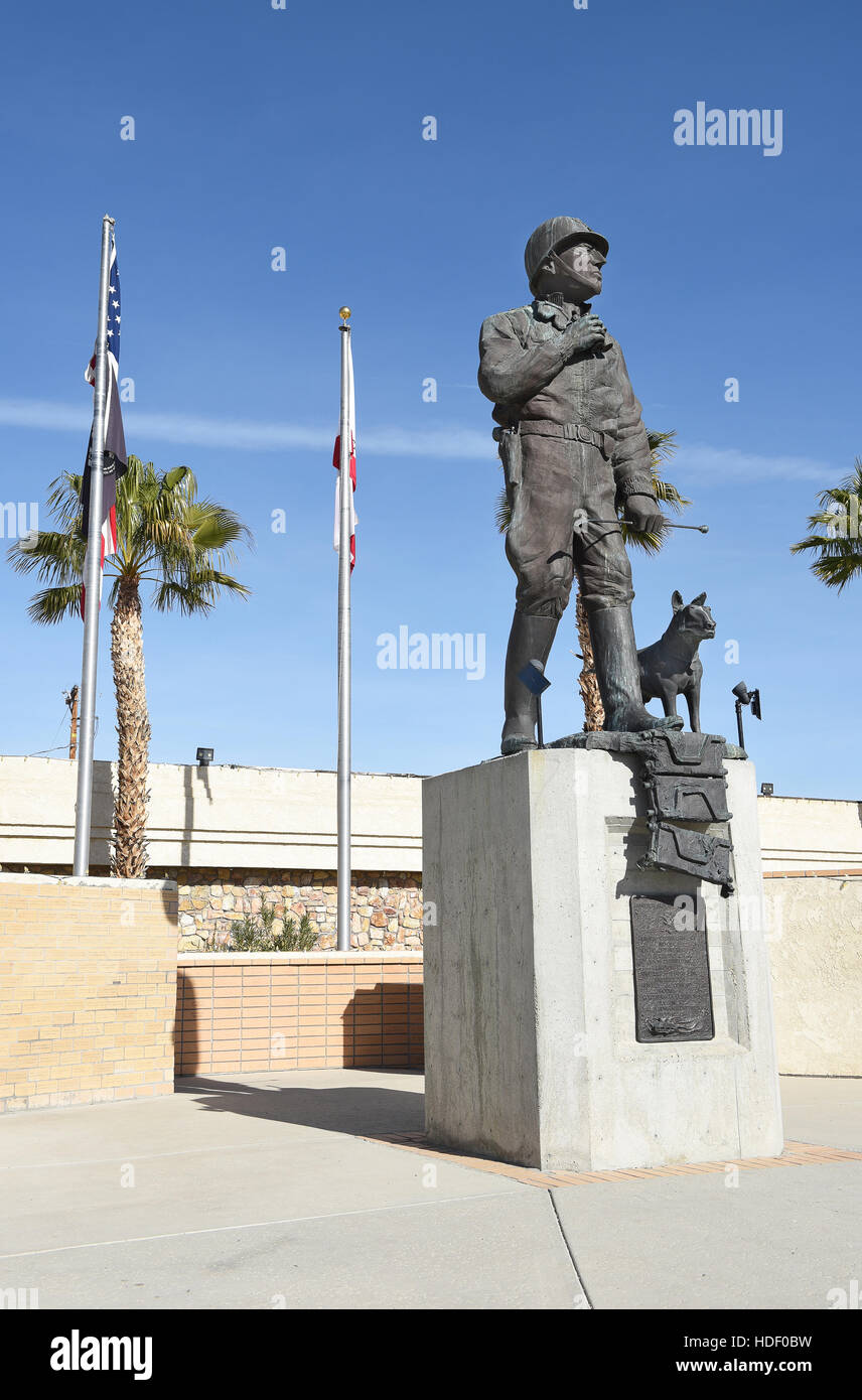 Sommet CHIRIACO, CA - le 10 décembre 2016 : General Patton Memorial Museum. Statue du général devant le musée Banque D'Images