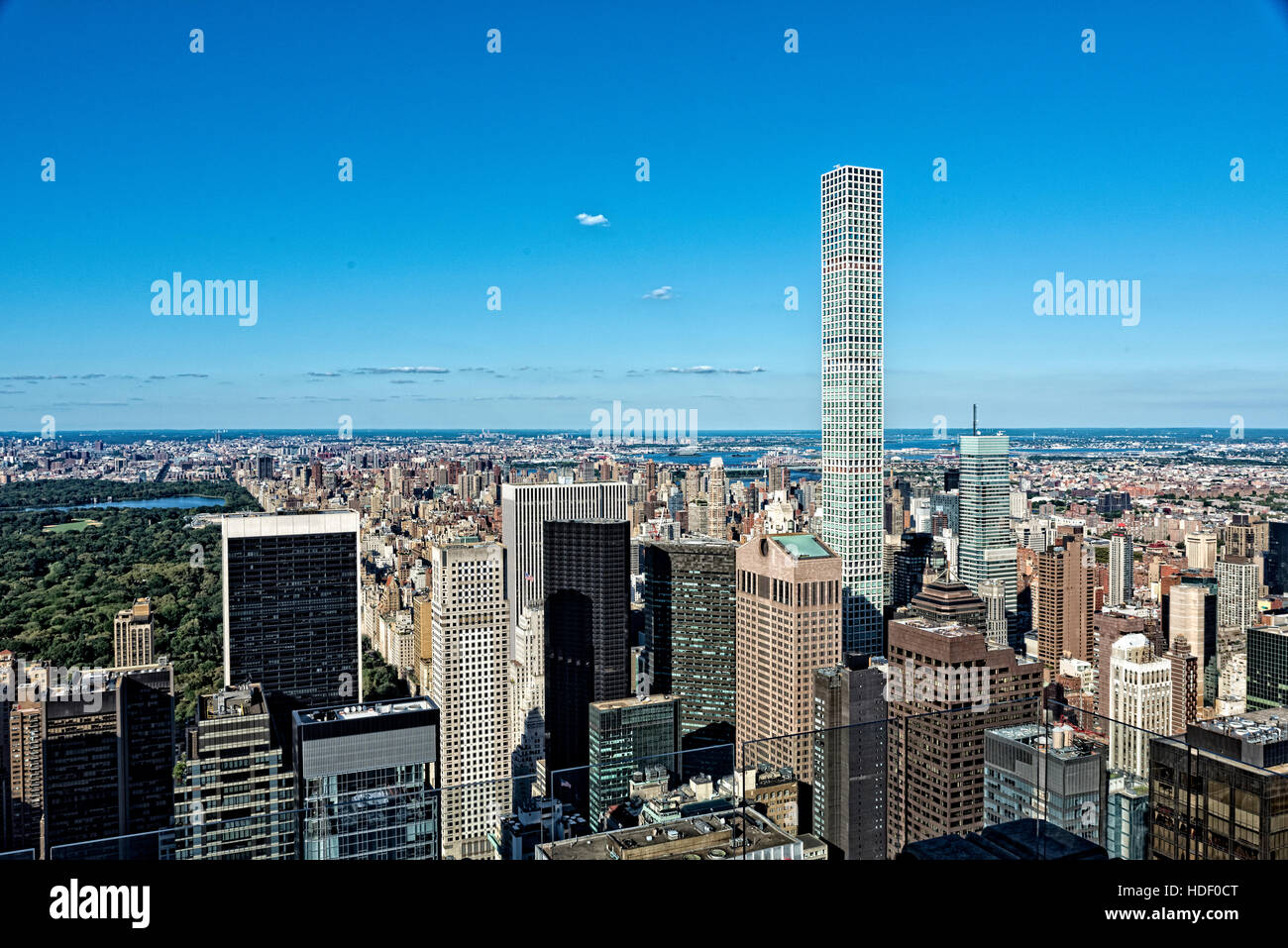 À Au nord-est de Manhattan, New York. Le bâtiment le plus haut, dominant les autres, est un nouveau bâtiment résidentiel Park Avenue c'est la t Banque D'Images