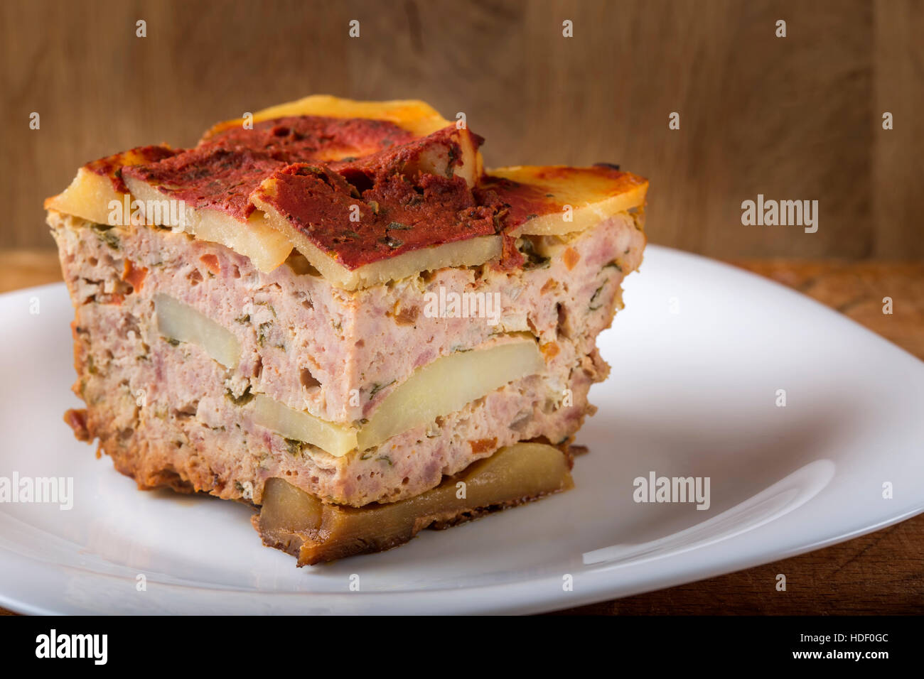 Partie de la moussaka en couches de délicieux cuit recette authentique faite avec de la viande et pommes de terre, sur la plaque Banque D'Images