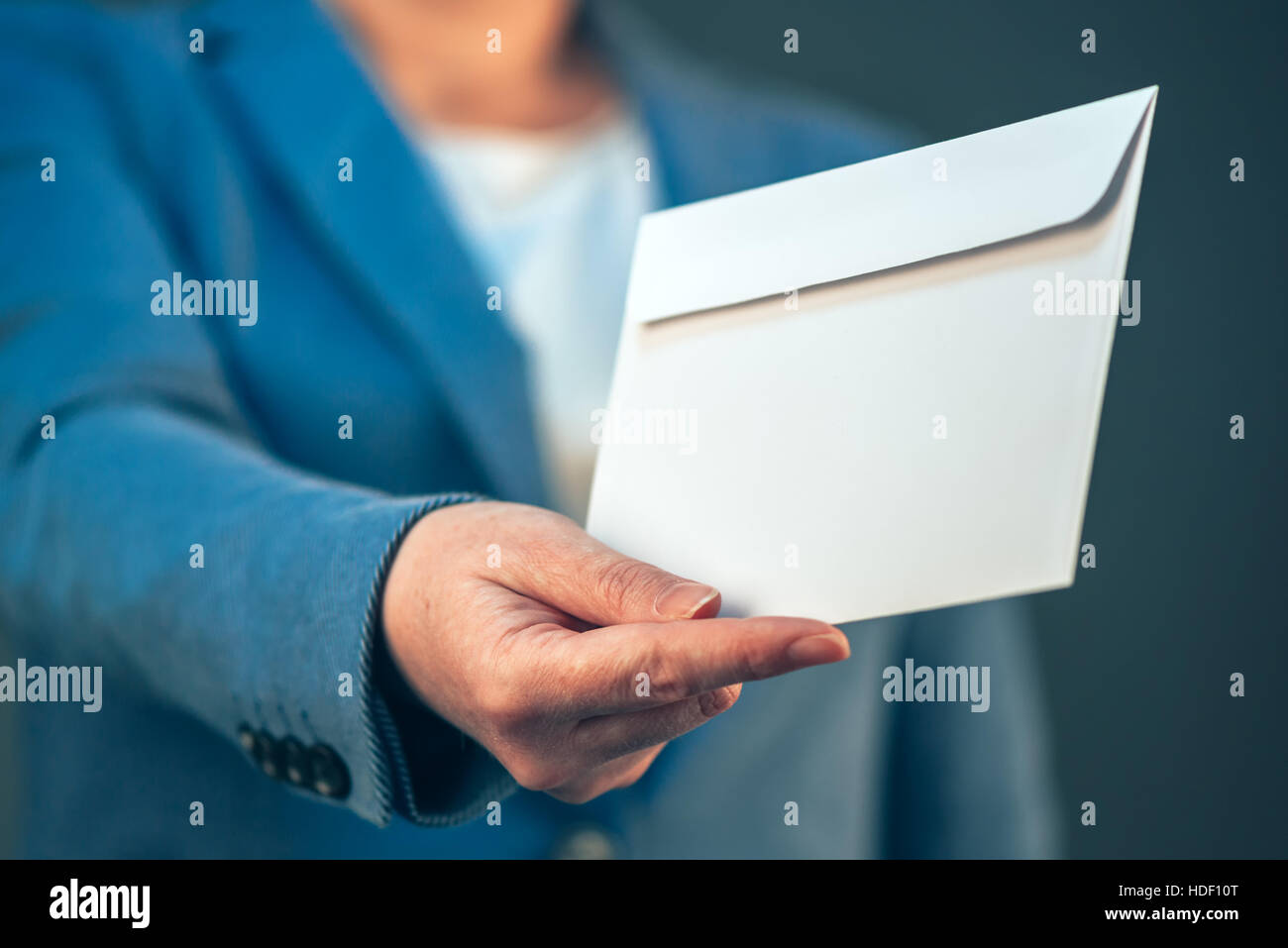 Businesswoman offrant une enveloppe blanche comme pot-de-vin, concept de la corruption dans l'activité Banque D'Images