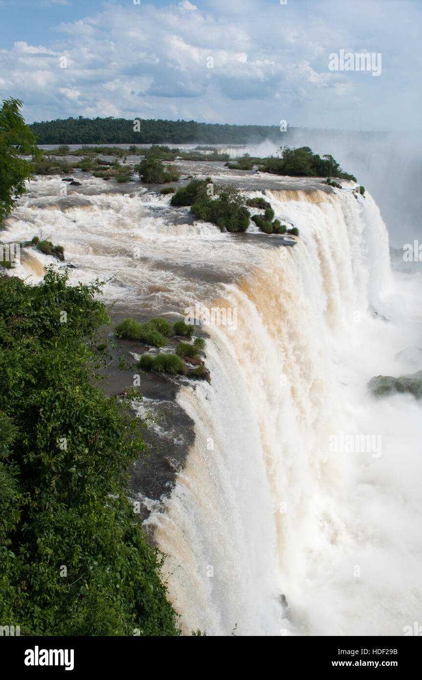 Iguazu : vue de la force spectaculaire de l'eau à l'Iguazu à couper le souffle, l'une des plus importantes attractions touristiques de l'Amérique latine Banque D'Images