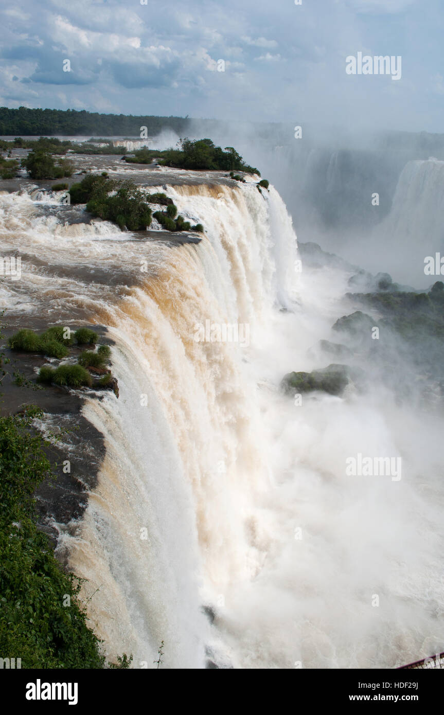 Iguazu : vue de la force spectaculaire de l'eau à l'Iguazu à couper le souffle, l'une des plus importantes attractions touristiques de l'Amérique latine Banque D'Images