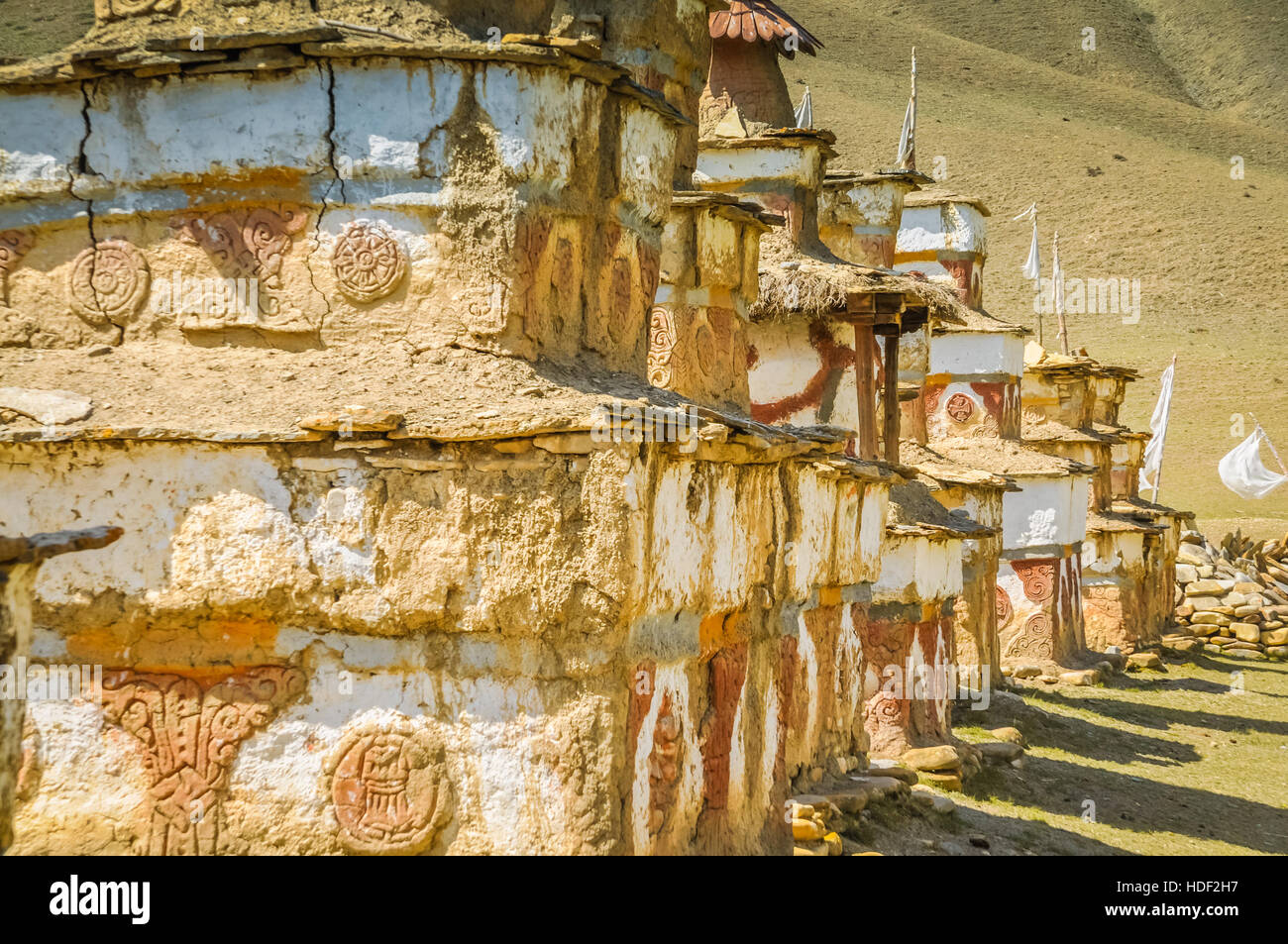 Maisons de pierre et de boue avec des ornements et des tableaux blancs dans la zone de Dolpo, au Népal. Banque D'Images