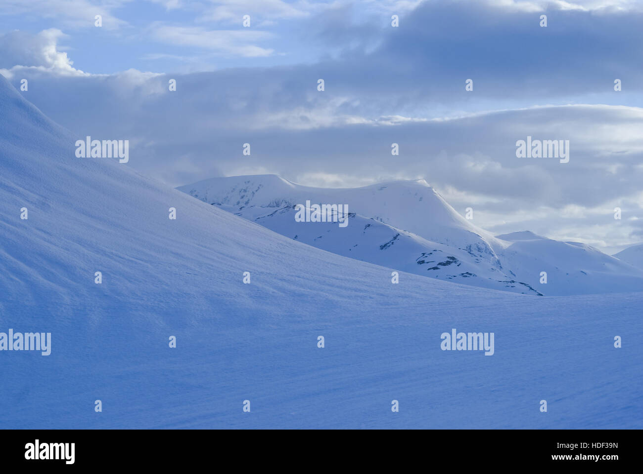 Photo de montagne et de ski couverte de neige lourde à Volda en Norvège. Banque D'Images
