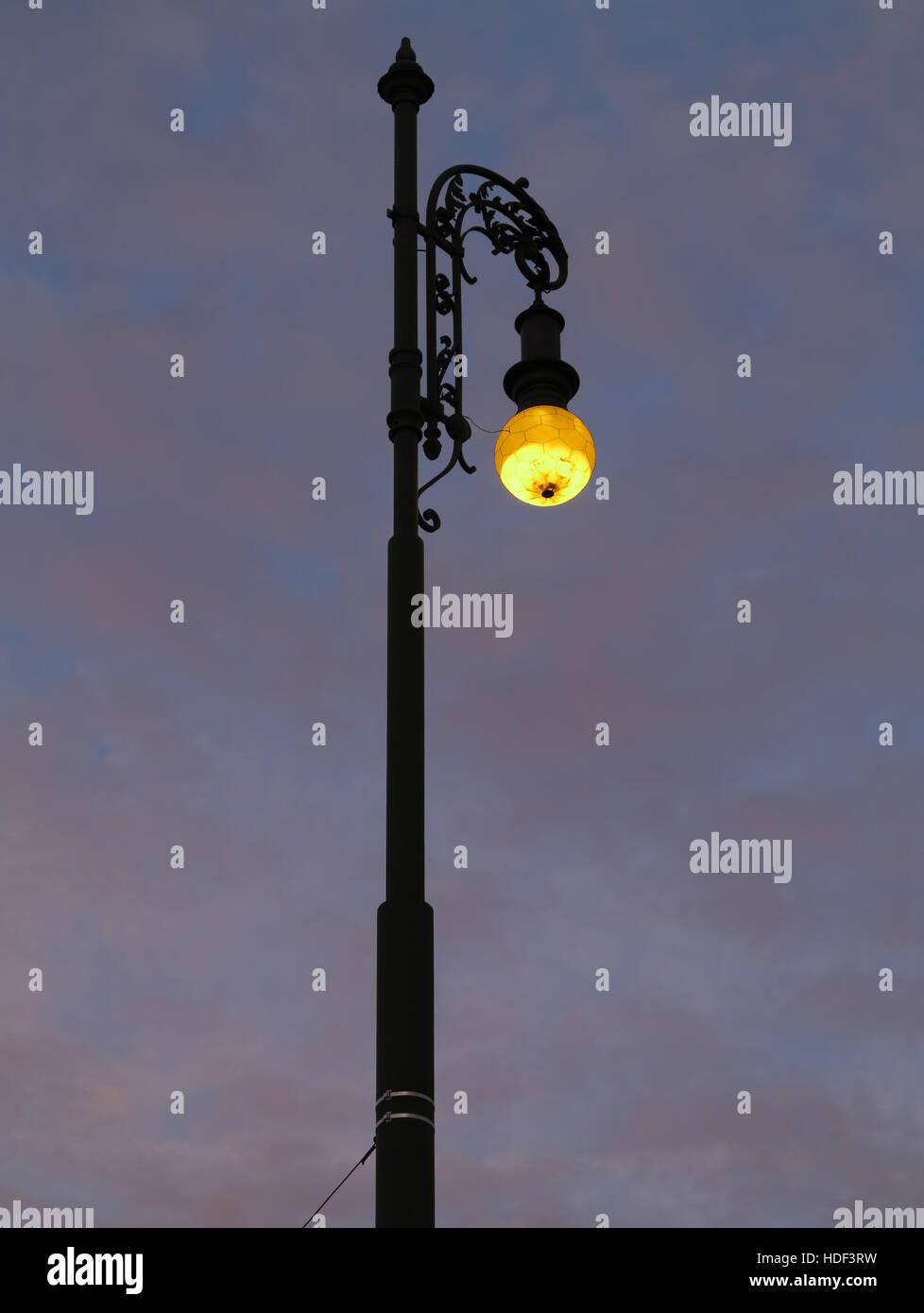 Lampe de rue qui brille au crépuscule Banque D'Images
