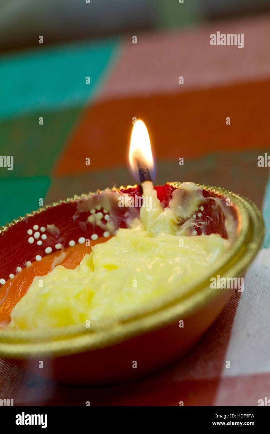 Une lampe à huile (diya) lors de célébrations du Diwali en Inde. Le Diwali est l'un des plus grands festivals indiens célébrée chaque année Banque D'Images