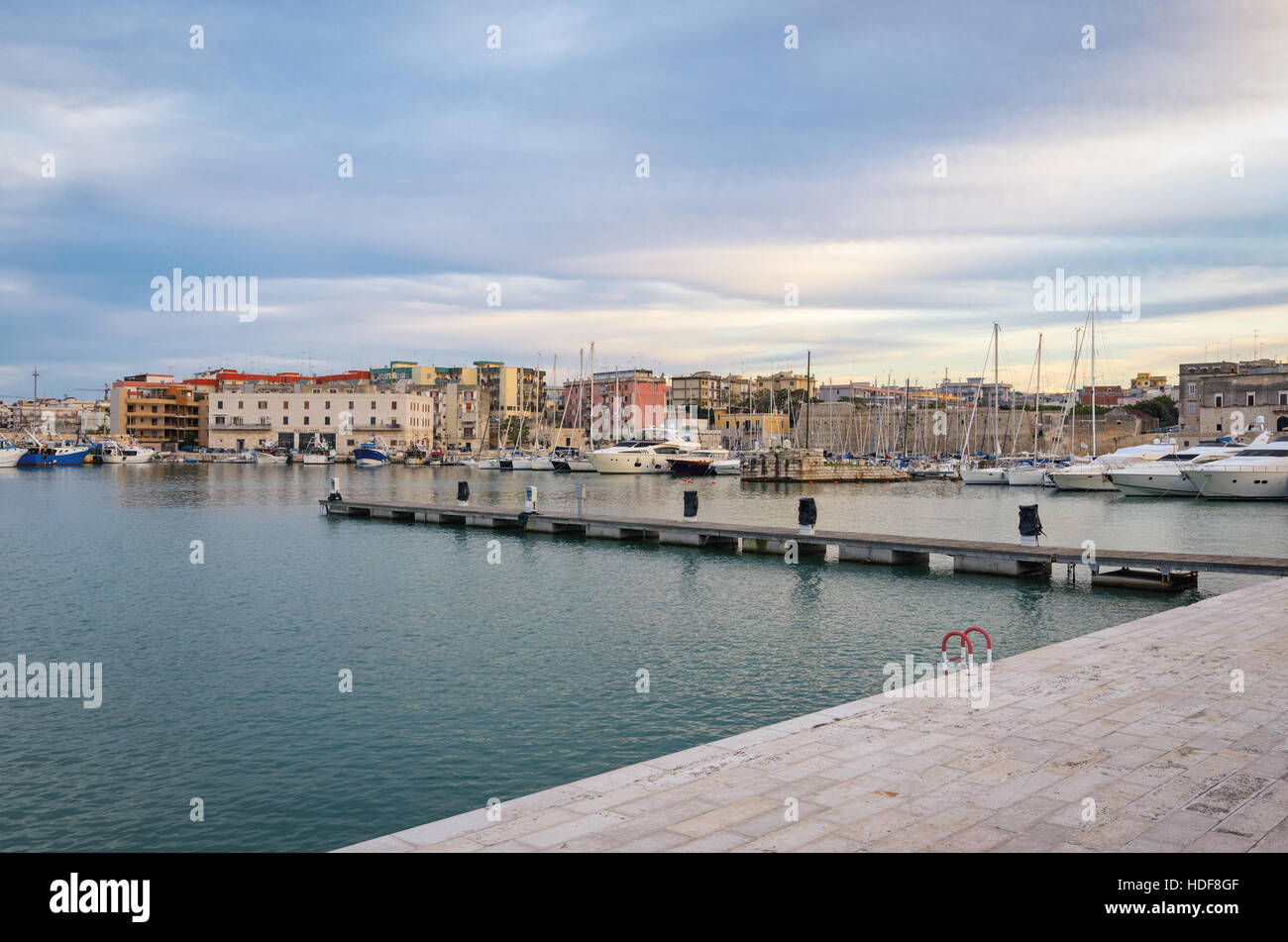 Bisceglie vieux port au coucher du soleil la lumière (Pouilles Italie) Banque D'Images