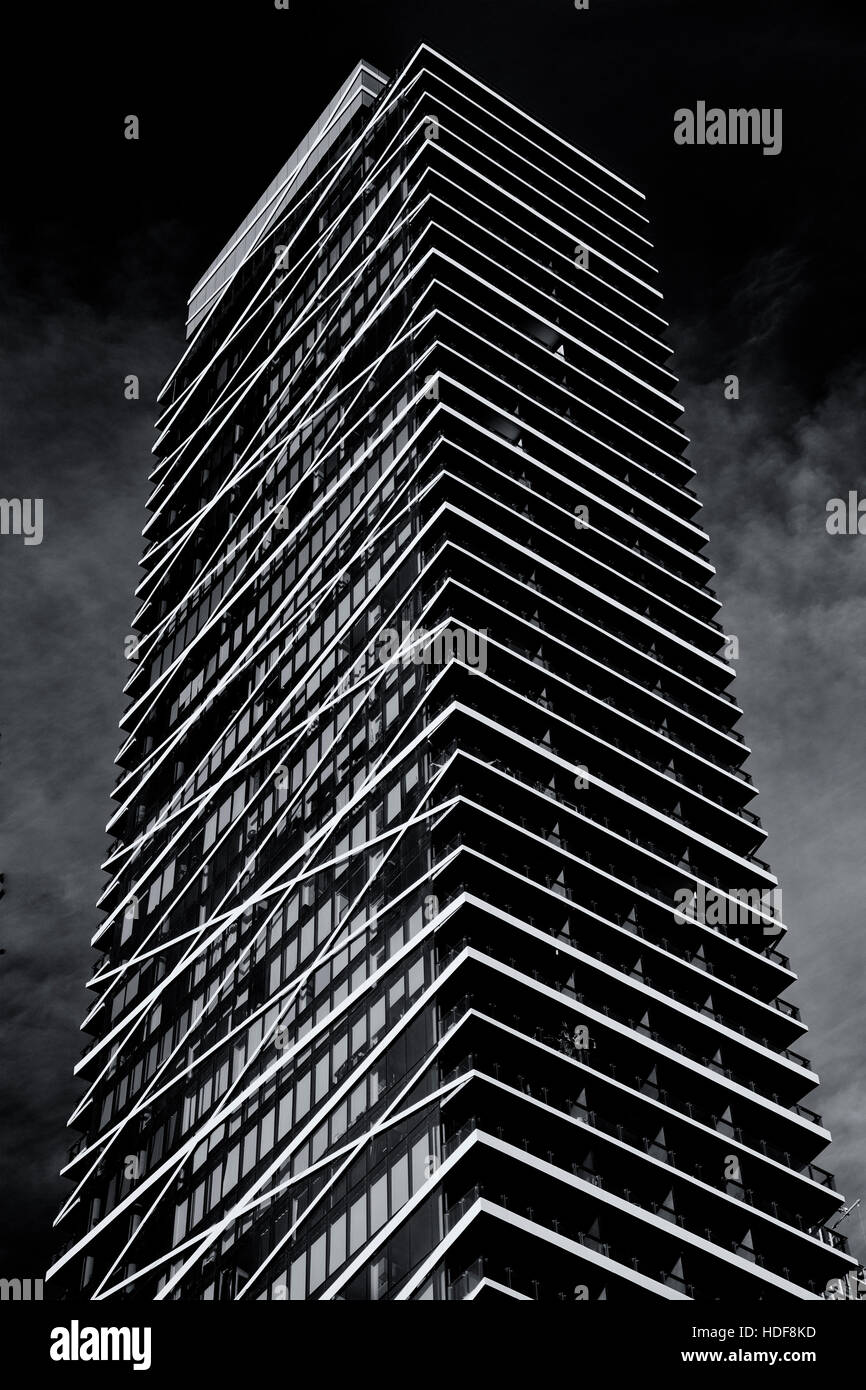 Gratte-ciel tour de condominiums sur la rue King à Toronto en monochrome montrant des détails architecturaux extérieur Banque D'Images