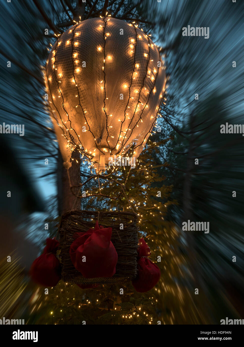 Ballon volant de Noël décoré avec des lumières rouge et sac Banque D'Images