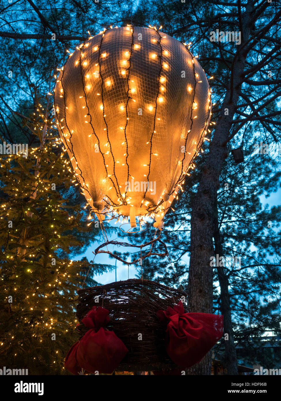 Ballon volant de Noël décoré avec des lumières rouge et sac Banque D'Images