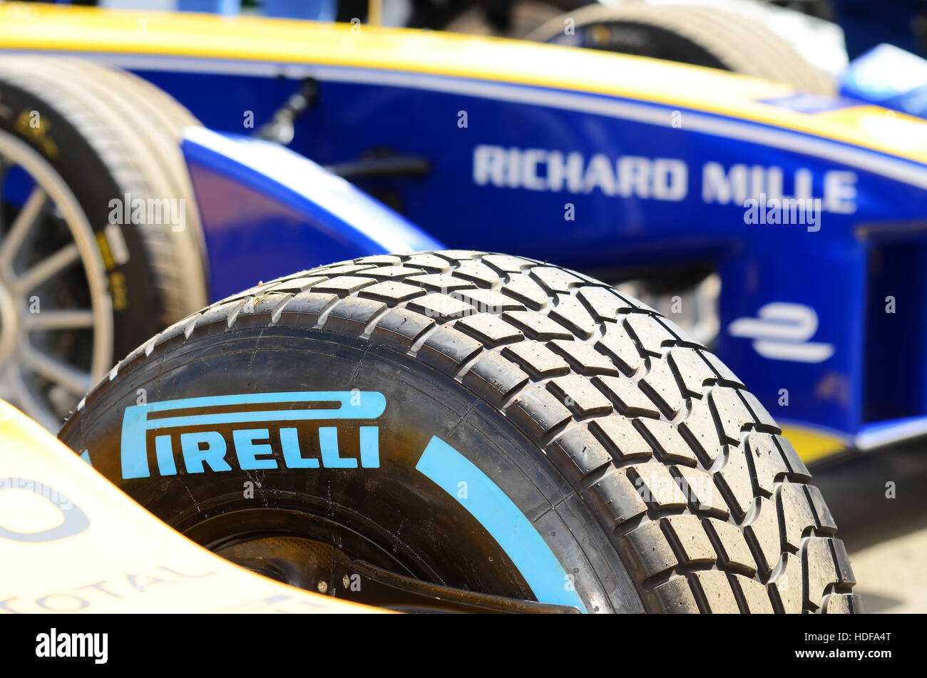 Formule Renault ZE15 e voiture de course se trouve au-delà d'un fatigué Pirelli Renault Sport F20 Formule 1 au Goodwood Festival of Speed 2016 Banque D'Images