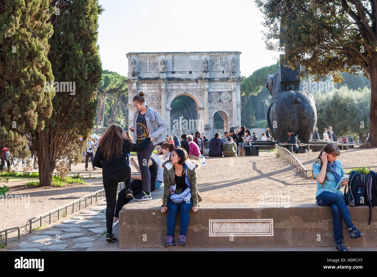 ROME, ITALIE - 31 octobre 2016 : les touristes dans la zone de base Le Colosse de Néron à Rome ville. Maintenant il ne reste rien du colosse de Néron à l'exception de la f Banque D'Images