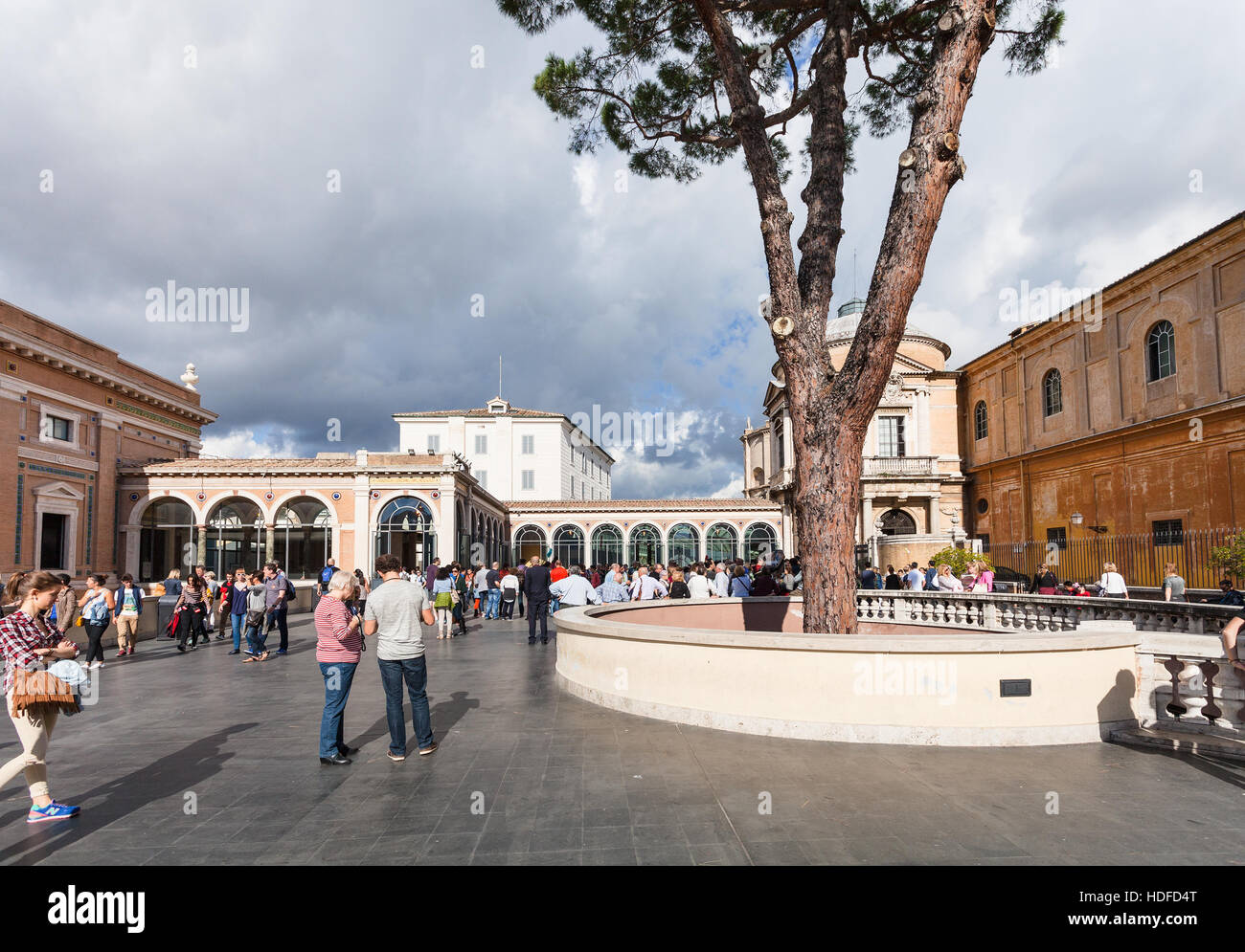 VATICAN, ITALIE - 2 NOVEMBRE 2016 : Les gens de cour extérieure en pin de musées du Vatican dans la Cité du Vatican. L'écran fonctionne à partir de collections Galeries construit Banque D'Images