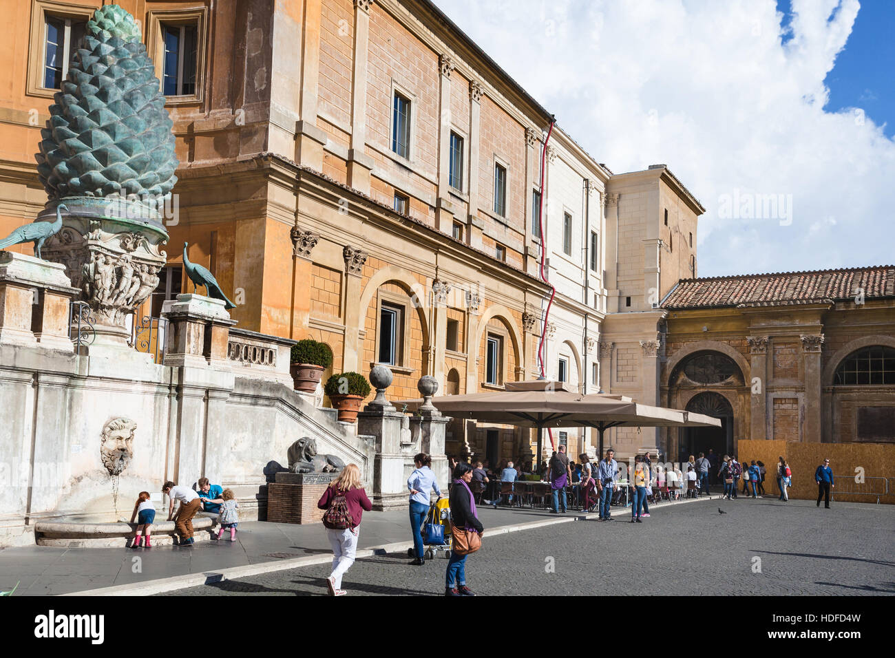 VATICAN, ITALIE - 2 NOVEMBRE 2016 : les touristes à Cortile della Pigna cour des musées du Vatican dans la Cité du Vatican. L'écran fonctionne à partir de galeries collectio Banque D'Images