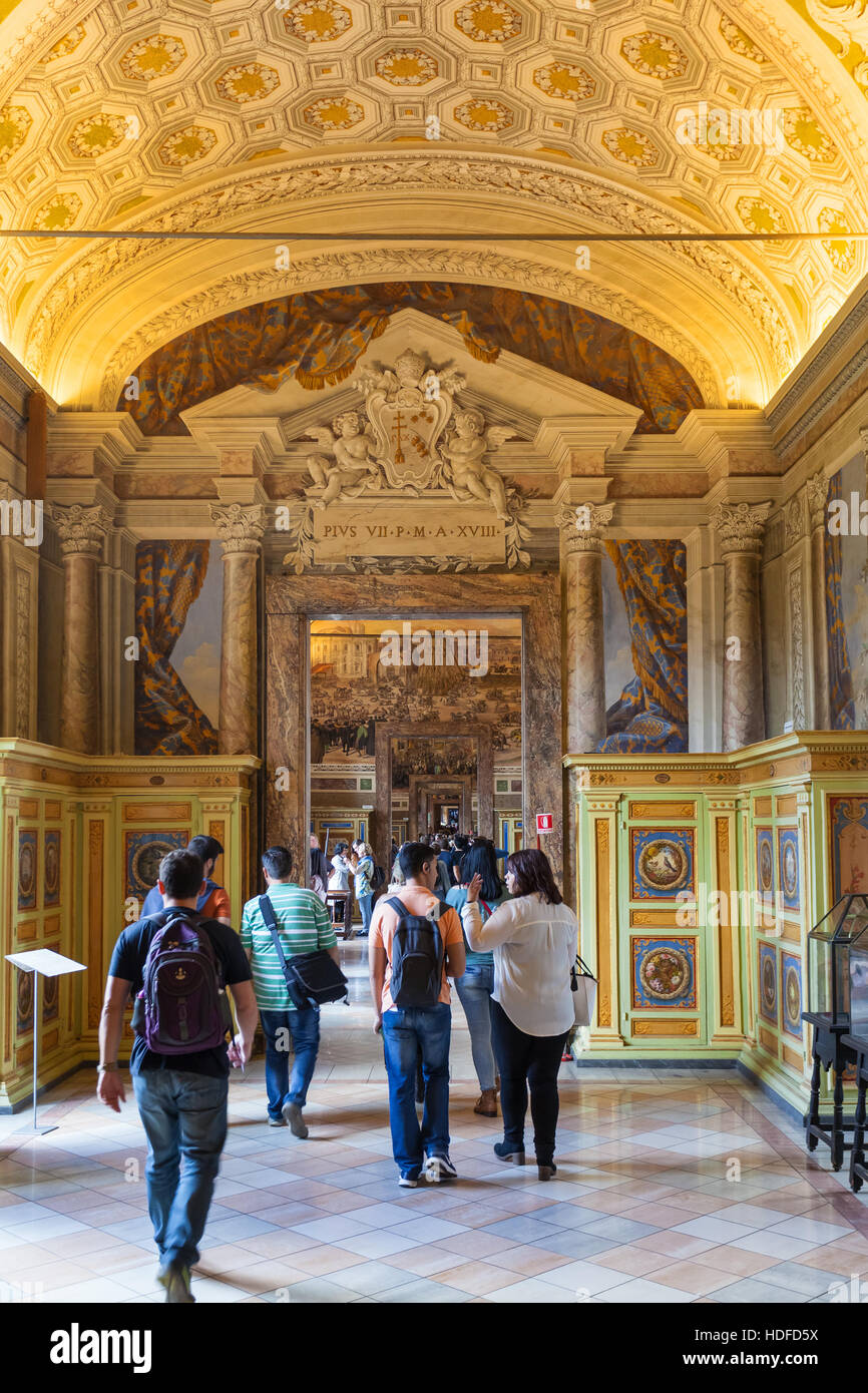 VATICAN, ITALIE - 2 NOVEMBRE 2016 : les visiteurs dans les musées du Vatican dans la Cité du Vatican. L'écran fonctionne à partir de collections Galeries construit par les Papes, th Banque D'Images