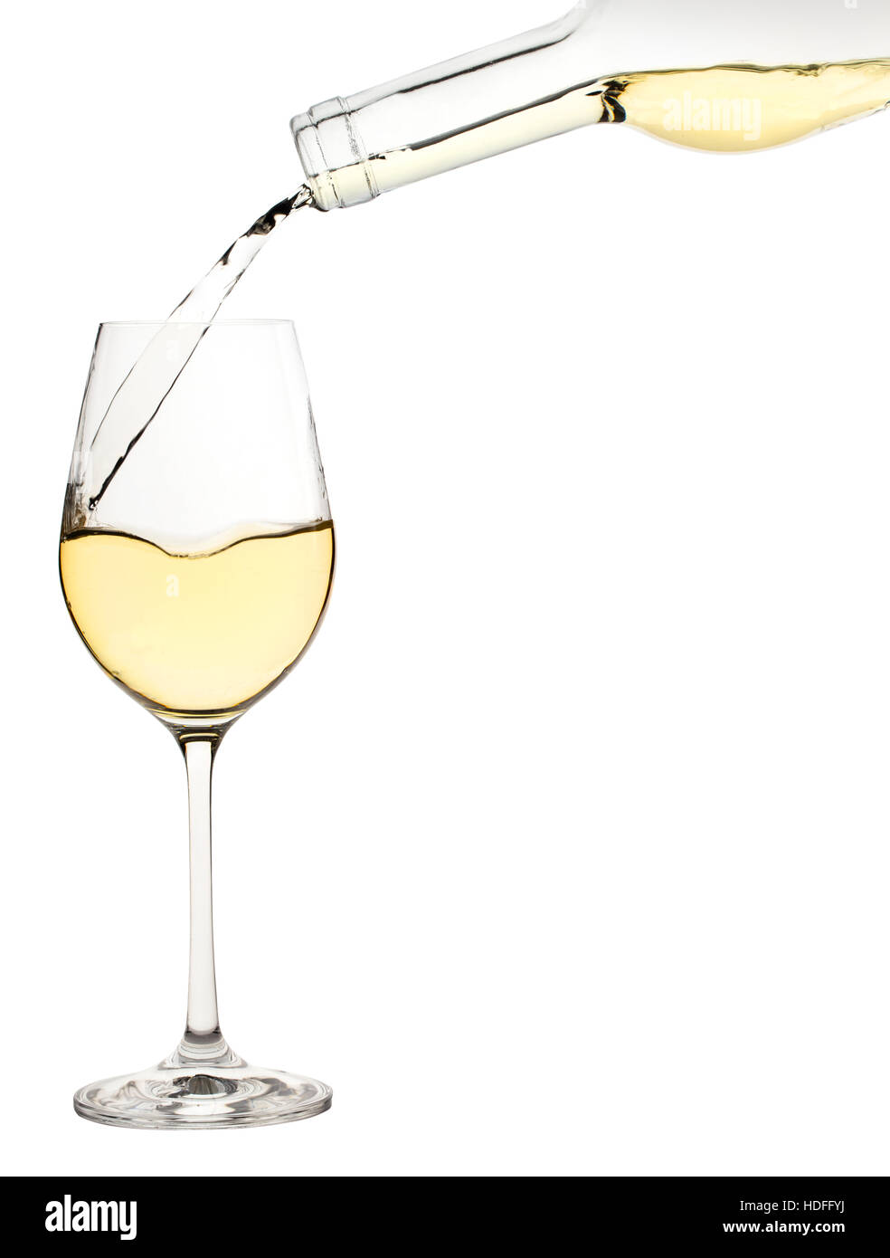 Verre de vin blanc est versé depuis une bouteille isolé sur fond blanc  Photo Stock - Alamy