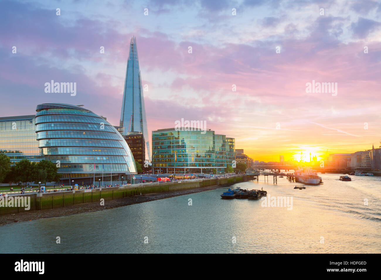 London City Hall et le Fragment au coucher du soleil Banque D'Images