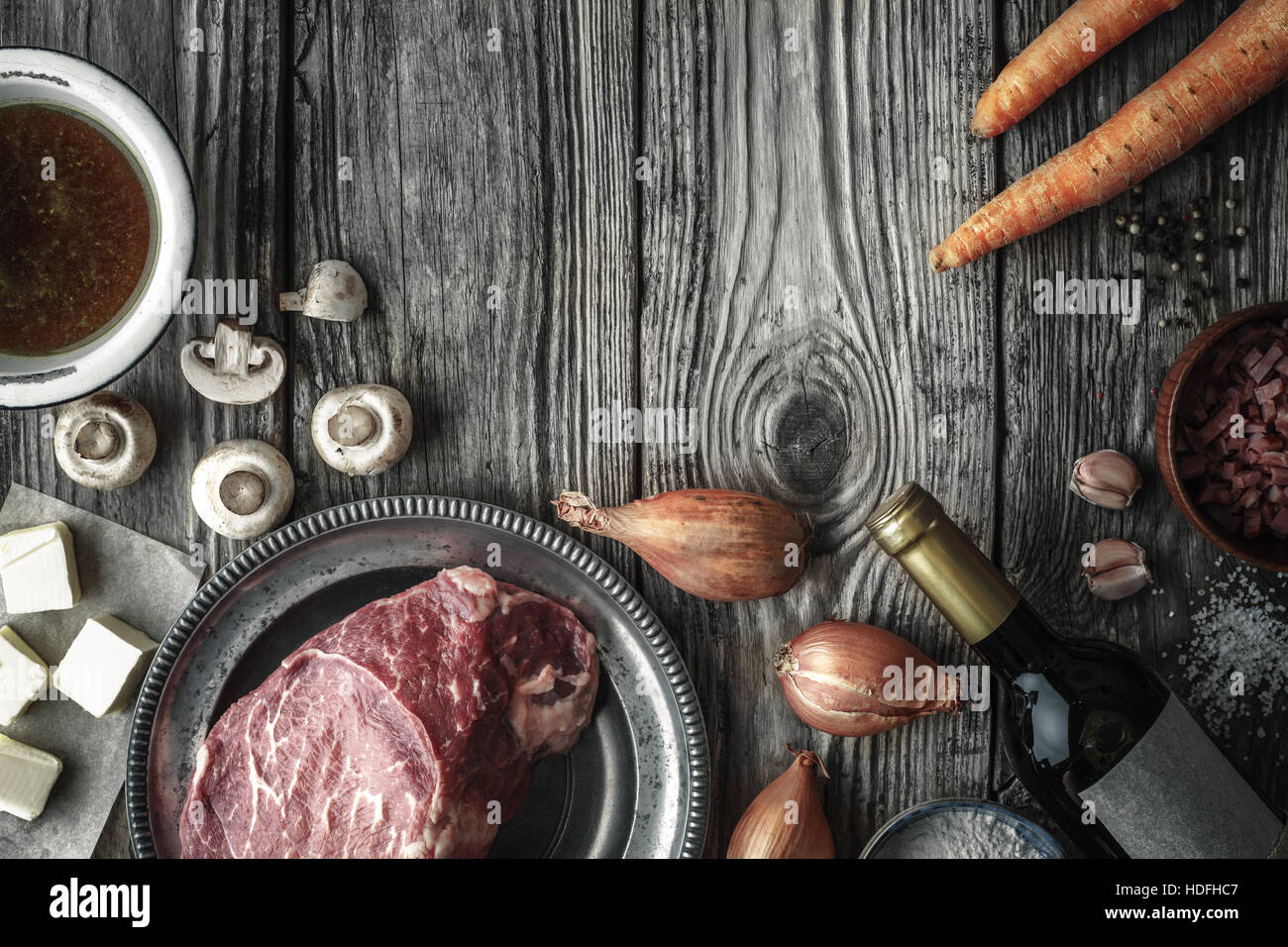 Ingrédients pour le Bœuf Bourguignon à l'ancienne en bois table horizontale Banque D'Images