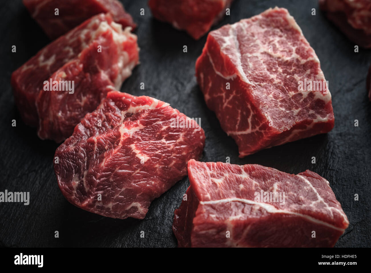 Tranches de boeuf angus brutes sur la pierre noire table horizontale Banque D'Images