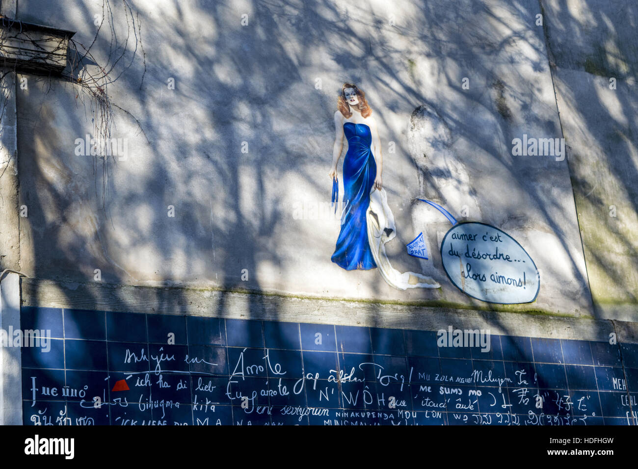 Le dessin sur le mur de l'amour à Montmartre Banque D'Images