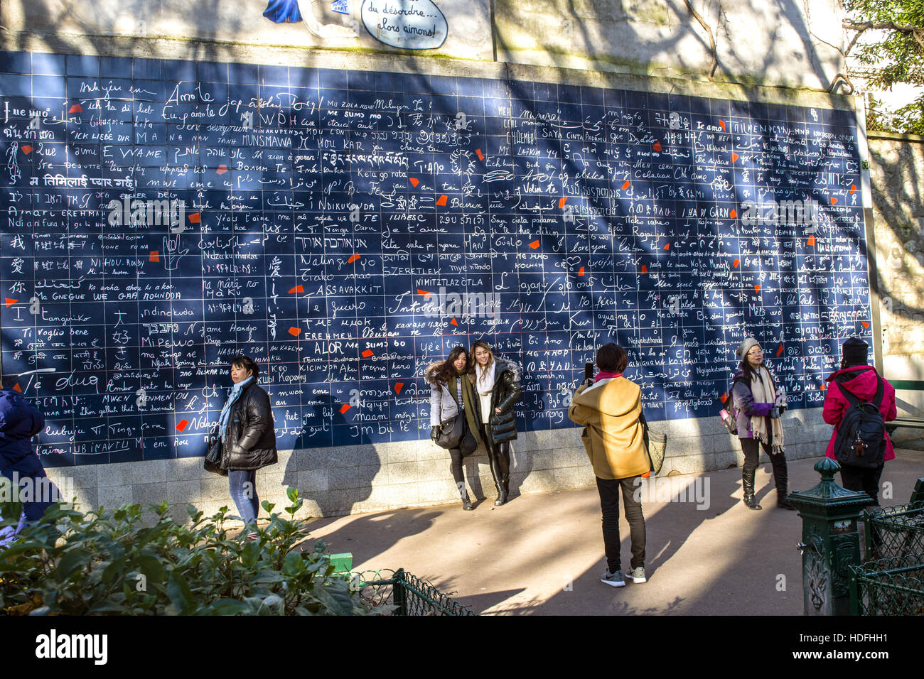 Les touristes à Montmartre Wall of Love Banque D'Images