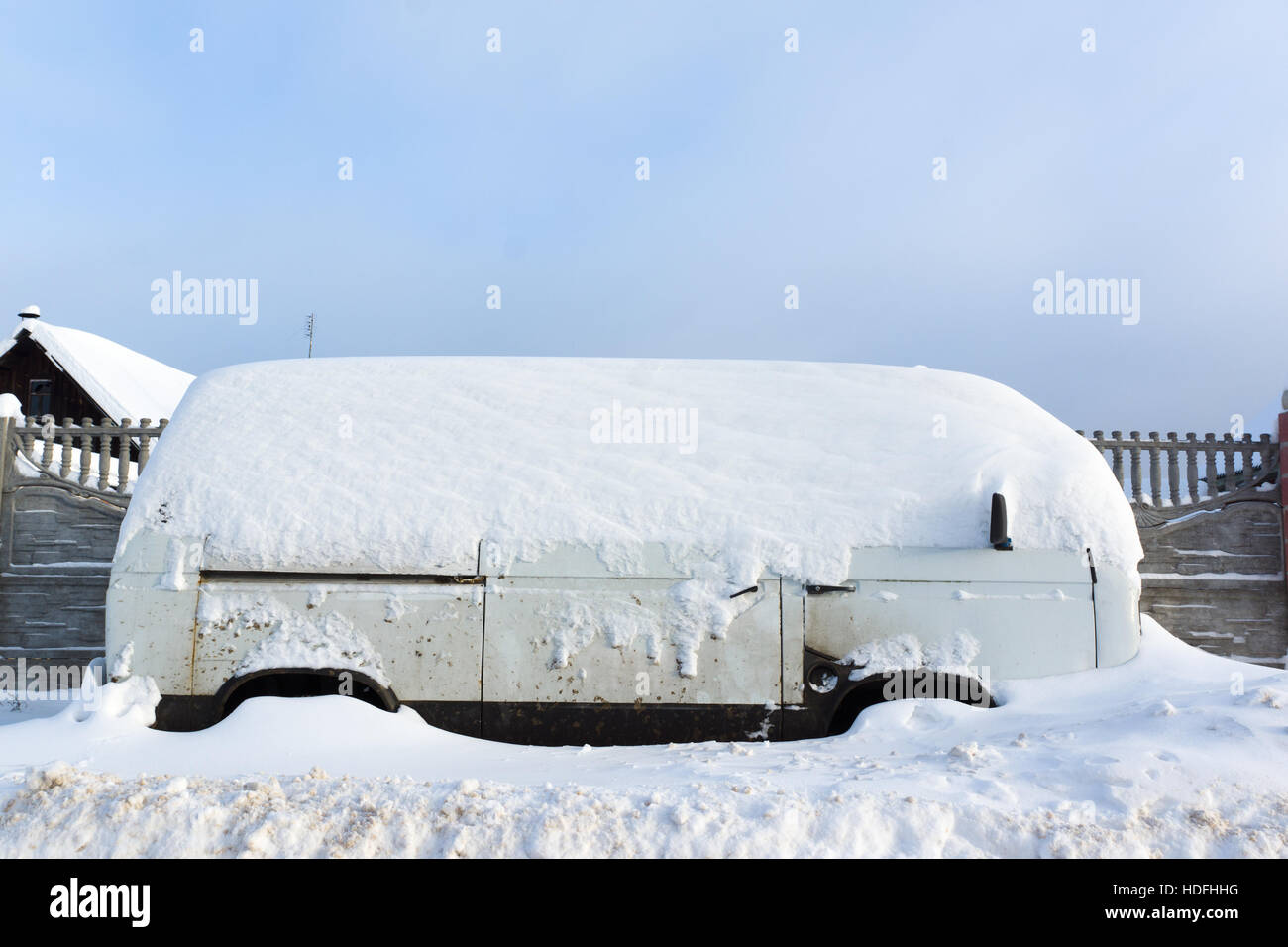 Voiture couverte de neige sur la route d'hiver Banque D'Images