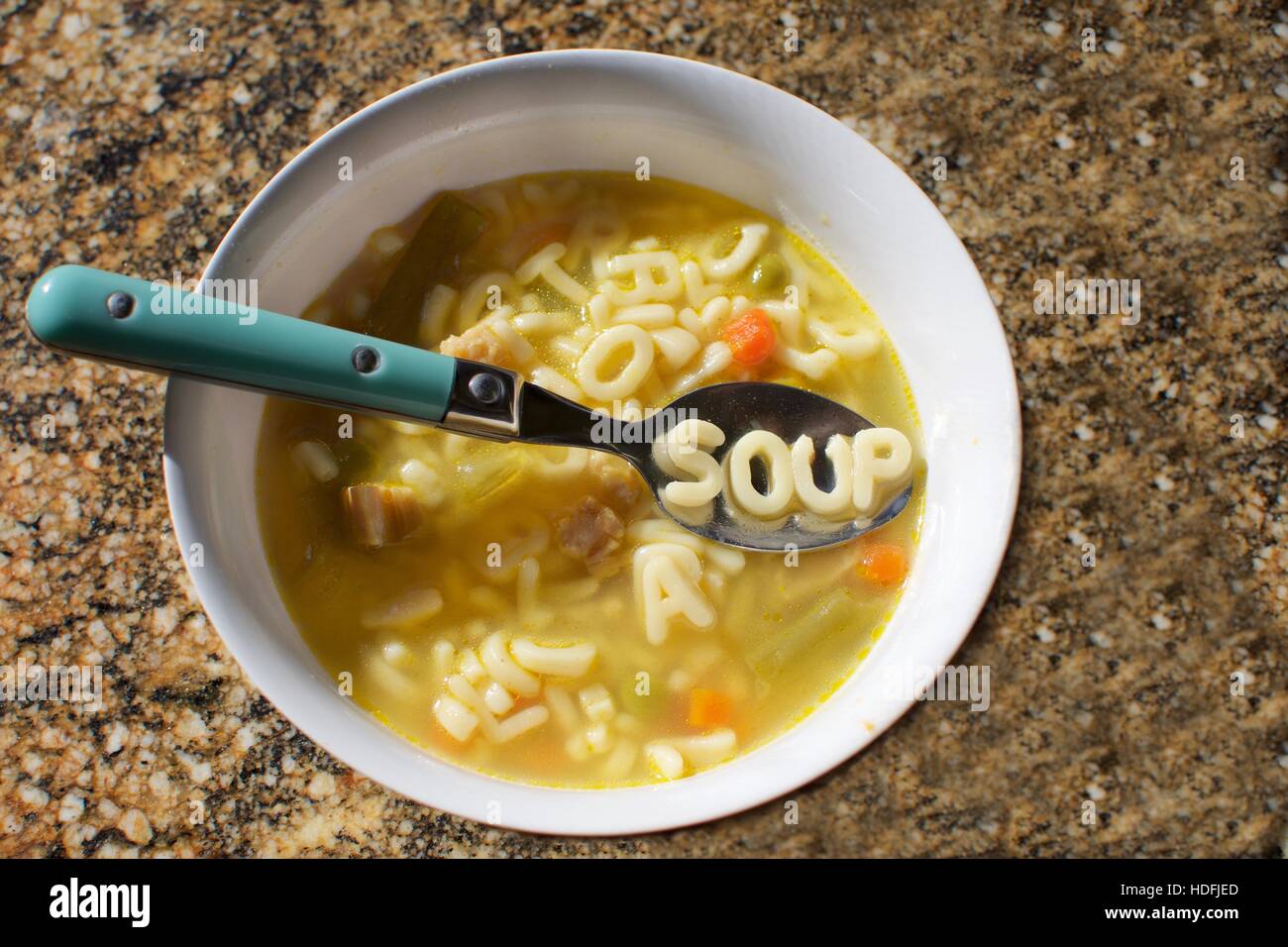 Soupe à l'alphabet avec la soupe de mots énoncés sur la cuillère dans les  nouilles Photo Stock - Alamy