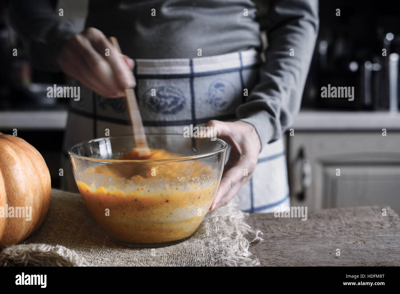 Mixer la pâte à gâteau dans le dump de citrouille bol en verre Banque D'Images