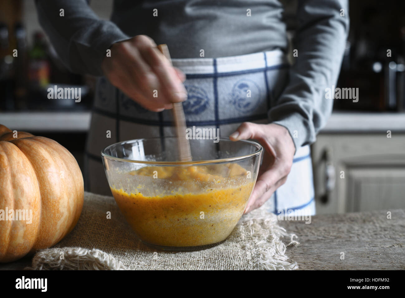 Mixer la pâte à gâteau dans le dump de citrouille bol en verre l'horizontale Banque D'Images