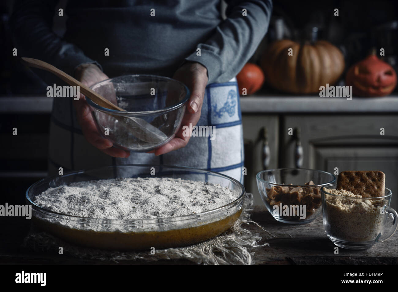 La pâte à gâteau citrouille dump dans le plat de cuisson sur la table en bois Banque D'Images