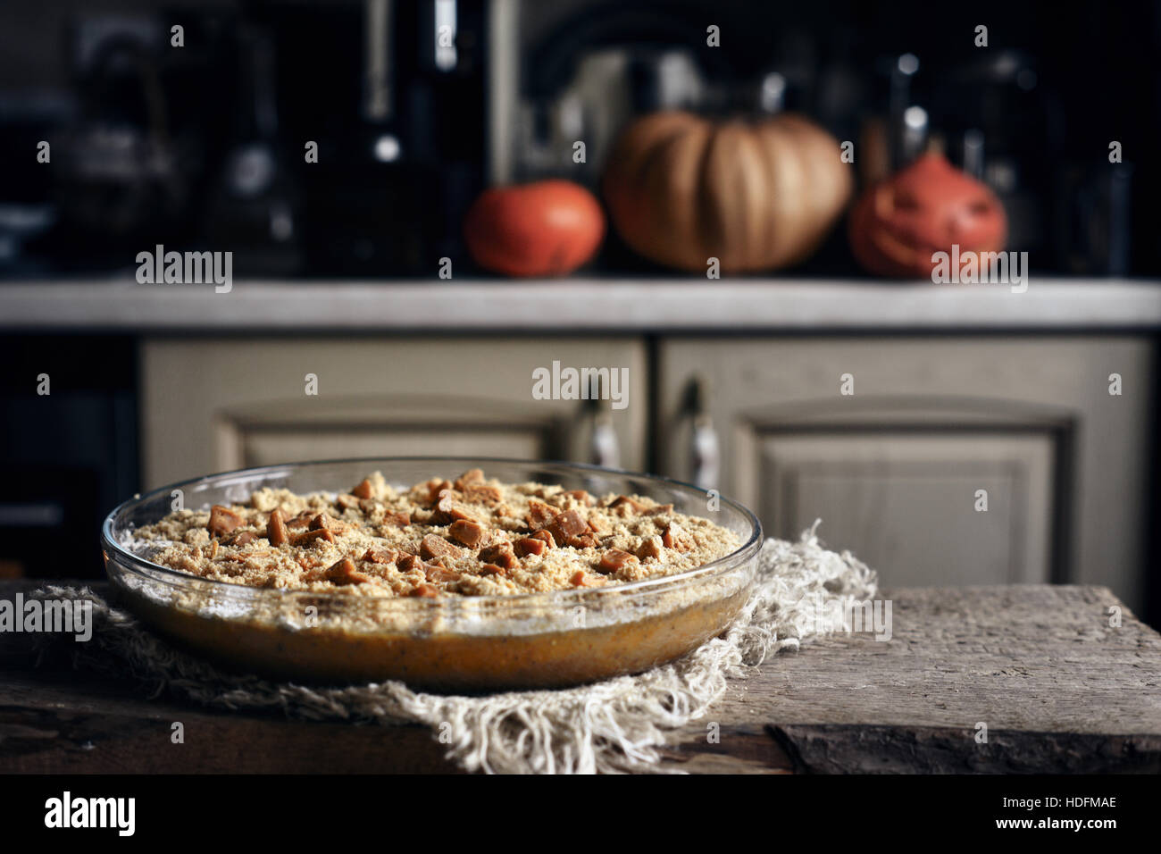 Gâteau de citrouille crues dans le plat de cuisson sur la table en bois Banque D'Images