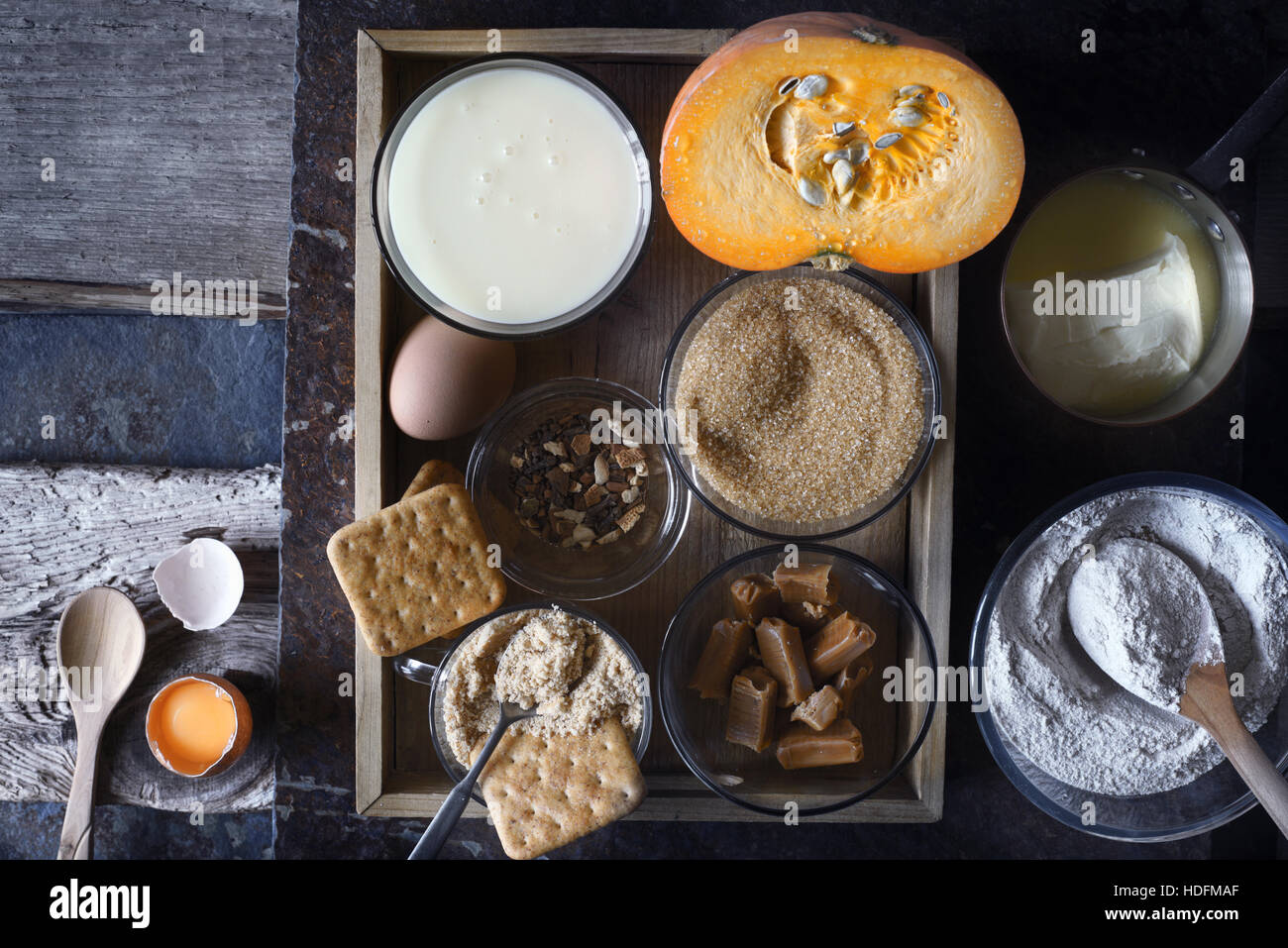 Ingrédients pour gâteau sur le dump de citrouille dark old contexte Vue d'en haut Banque D'Images