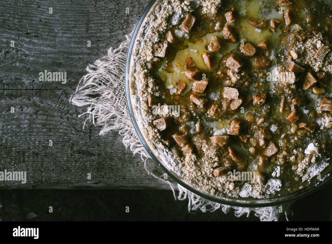 Gâteau de citrouille crues dans le plat de cuisson sur la table en bois Vue de dessus Banque D'Images