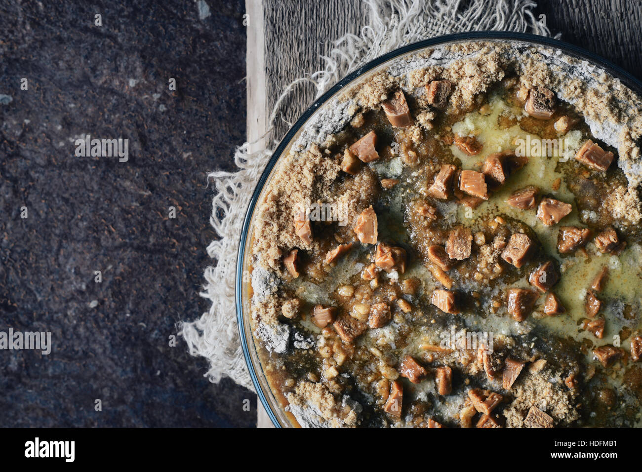 Gâteau de citrouille crues dans le plat de cuisson sur le fond en pierre Vue de dessus Banque D'Images