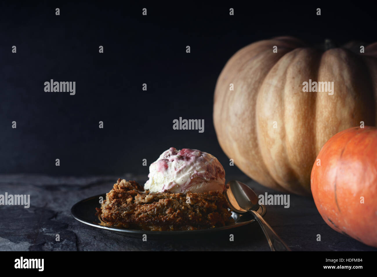 Dump de citrouille gâteau à la crème glacée sur la table horizontale, Pierre Banque D'Images