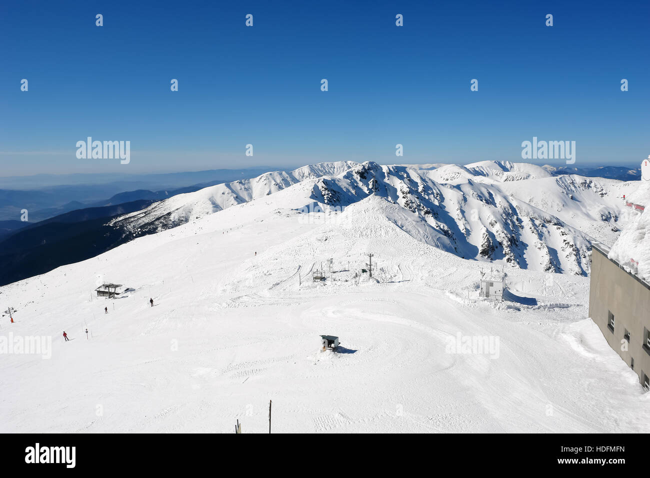 Vue panoramique sur les pistes de ski des montagnes sur le côté sud de Chopok, les Basses Tatras, en Slovaquie. Banque D'Images