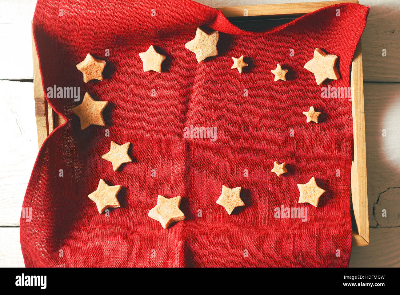 Biscuits de Noël sur la serviette rouge dans la vue de dessus du bac Banque D'Images