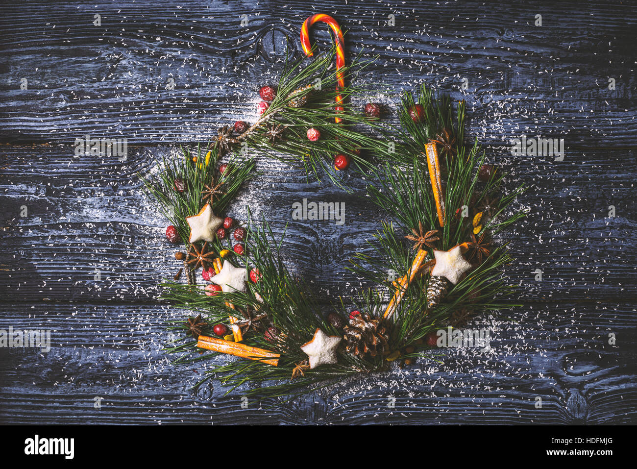 Couronne de Noël avec les cookies , les petits fruits, épices sur le fond de bois Banque D'Images