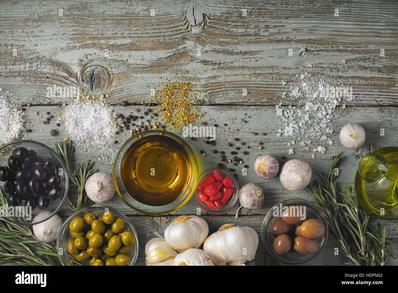 Olives à l'assaisonnement sur la vue de dessus de table en bois bleu Banque D'Images
